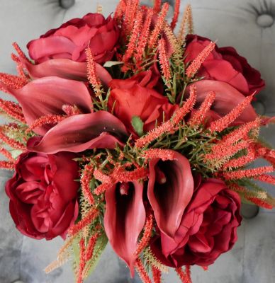 cote-noire-round-crystal-vase-lilies-and-roses-burgundy